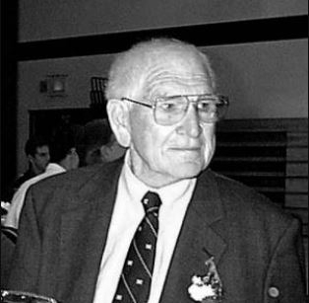 Black and white picture of an old man in a suit