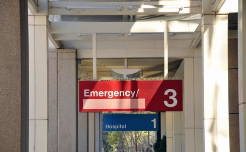 A hospital entrance sign indicates the emergency entrance is on level 3.